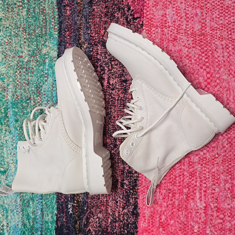 Dr Martens boots white NEW - Picture 2 of 7